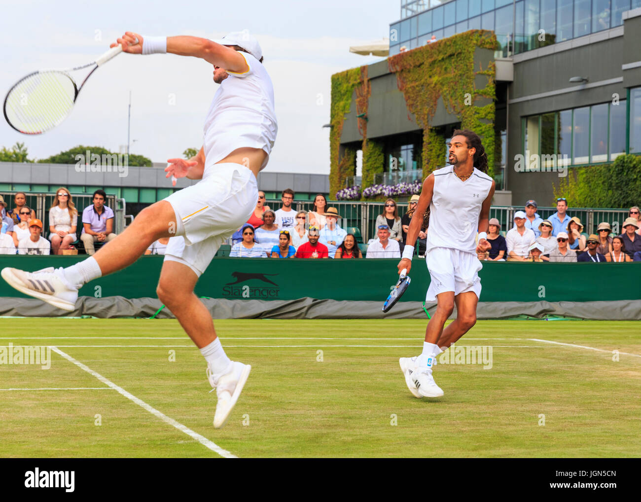 Deutsche Tennisspieler Dustin Brown und Mischa Zverev in Aktion während ein Herren Doppel-Match in Wimbledon Tennis Weltmeisterschaften 2017, alle England La Stockfoto
