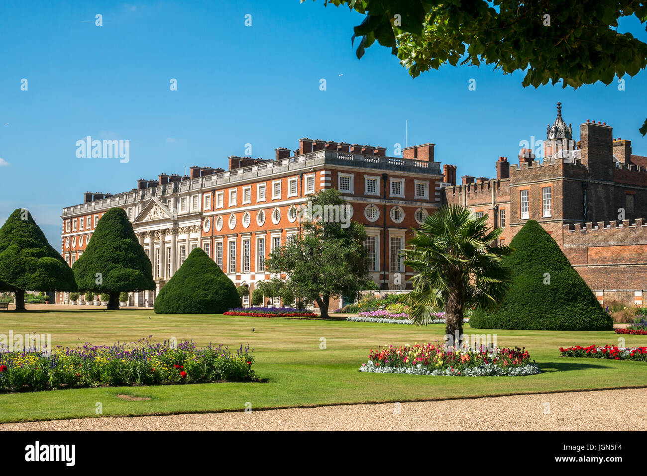 Blick auf Hampton Court Palace und alte Eibenbäume, London, England, Großbritannien Stockfoto