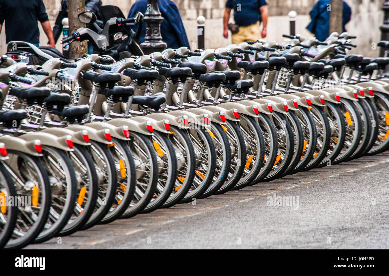PARIS, Frankreich – 21. September 2012: Fahrrad-Parken auf den Straßen von Paris. 21. September 2012. Paris, Frankreich. Stockfoto