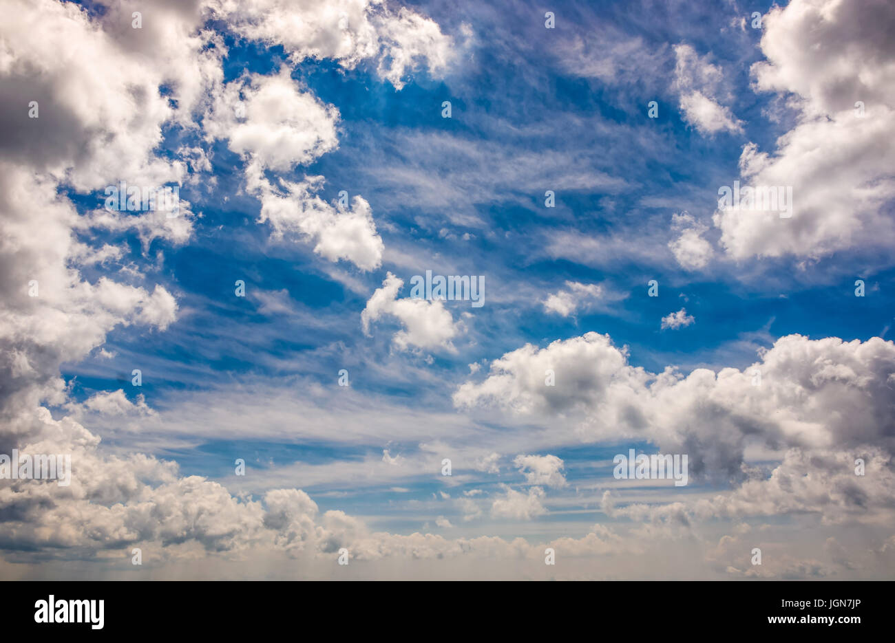 Dramatischer Himmel mit dynamischen Wolke Anordnung. bewölktem Wetter Hintergrund Stockfoto