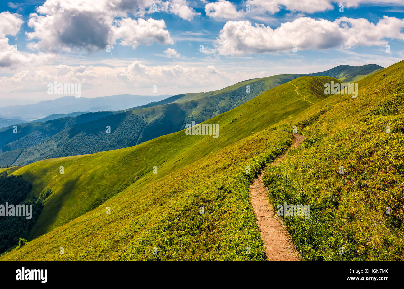 Sommer-Berglandschaft. Wanderweg bergauf durch den Grat zum Gipfel. wunderschönen Karpaten-Art-Szene Stockfoto