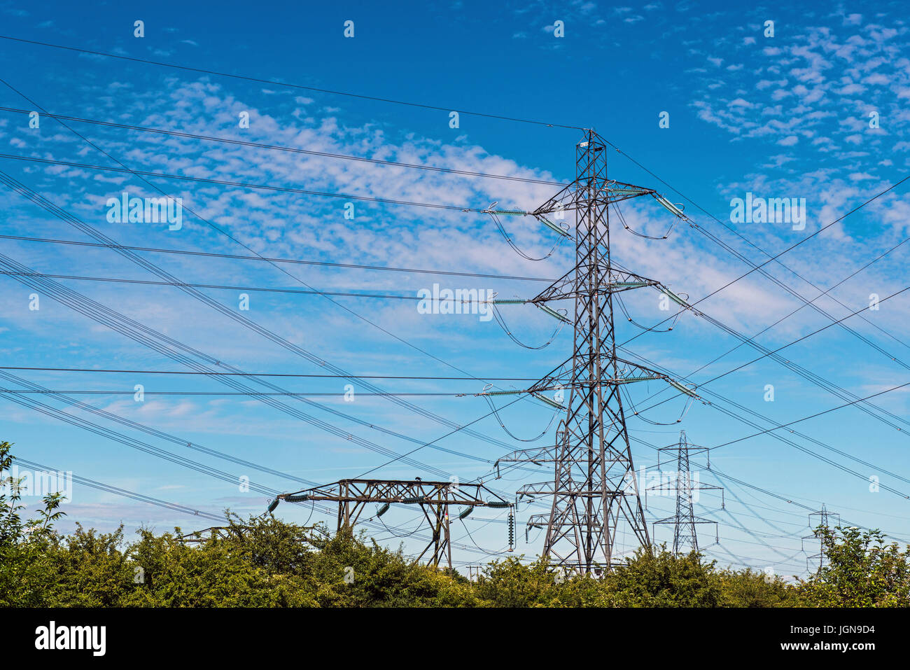 Strommasten oder Türme Hochspannung Stromlieferungen in Großbritannien tragen Stockfoto