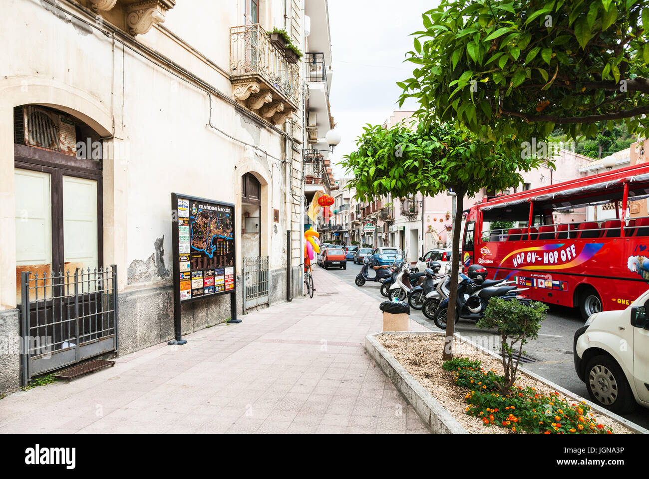 GIARDINI NAXOS, Italien - 28. Juni 2017: Auto Verkehr auf der Straße Corso Umberto ich in Giardini-Naxos in Sommerabend. Giardini Naxos ist Badeort auf Stockfoto