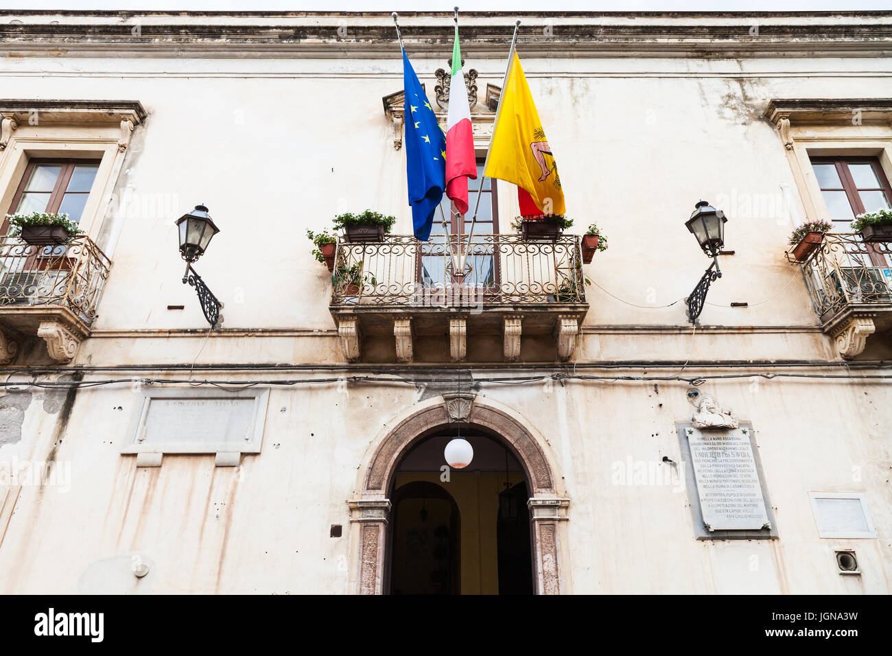 GIARDINI NAXOS, Italien - 28. Juni 2017: Fassade des Rathauses am Piazza Municipio in Giardini-Naxos-Stadt in Sommerabend. Giardini Naxos ist Seaside res Stockfoto