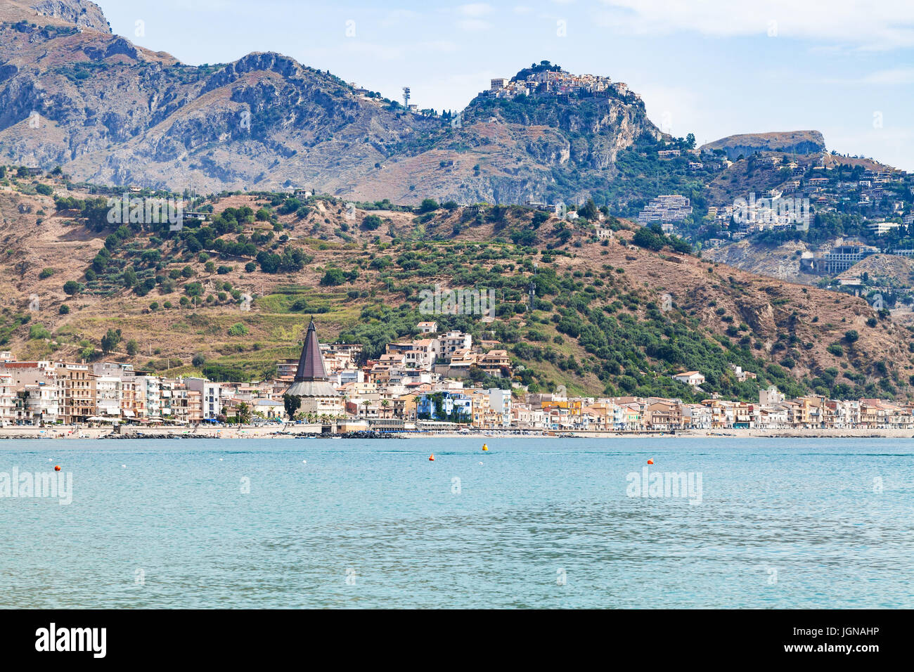 Reisen Sie nach Sizilien, Italien - Giardini Naxos-Stadt an der Küste des Ionischen Meeres und Taormina Stadt am Kap im Sommer Stockfoto