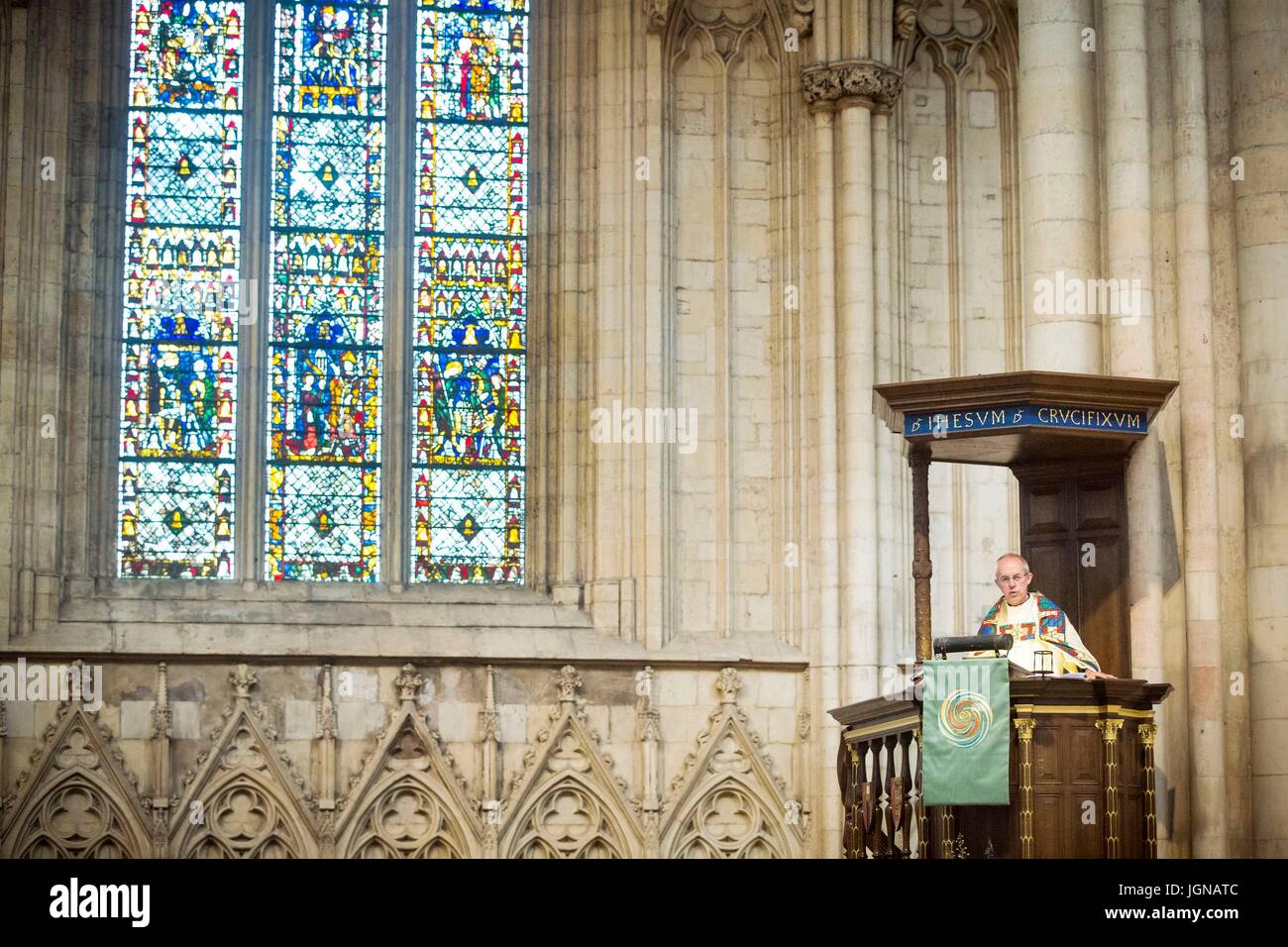 Der Erzbischof von Canterbury Justin Welby während der Eucharistiefeier im York Minster in York, als der Church Of England herrschenden Körper soll abstimmen, die spezielle Dienstleistungen für Transgender-Personen, deren Übergang zu markieren. Stockfoto
