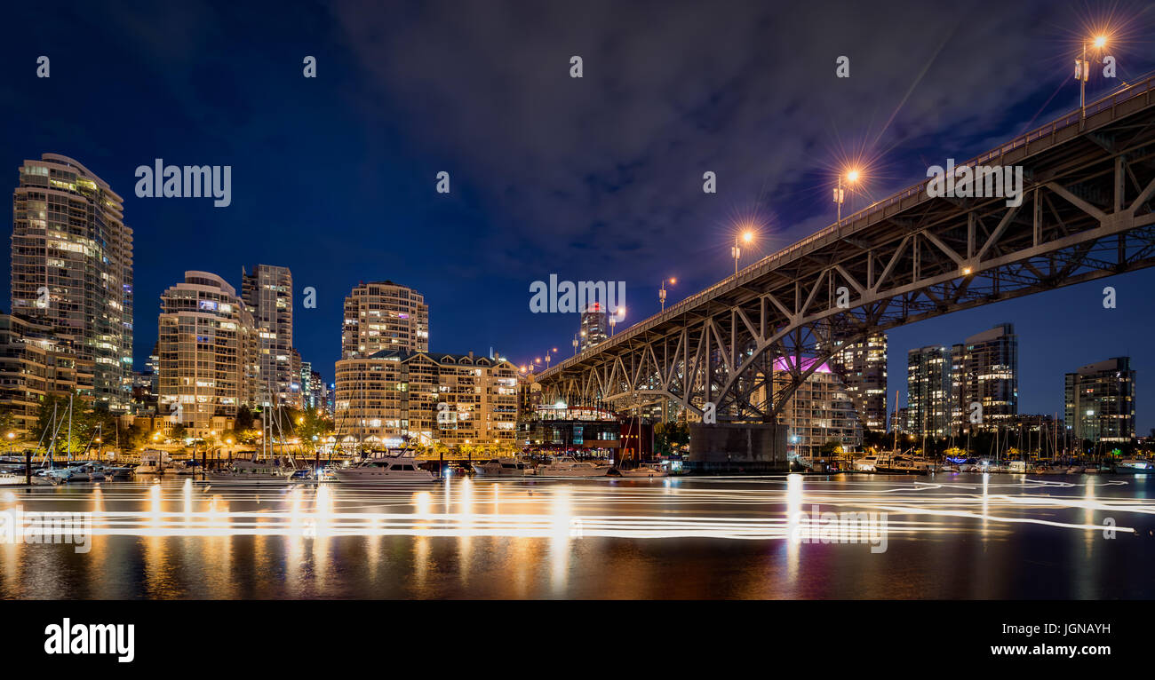 leichte Schienen von Schiffen am False Creek unter Granville Bridge in Vancouver Stockfoto