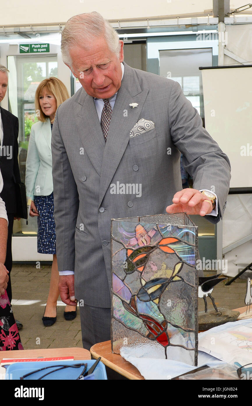 Der Prince Of Wales befasst sich mit Glasmalerei Kunst in der Myddfai Community Hall in Myddfai, Llandovery, wo er ein neues Glasfenster zum Thema der walisischen Legenden, erstellt von der lokalen Bevölkerung während enthüllt. Stockfoto