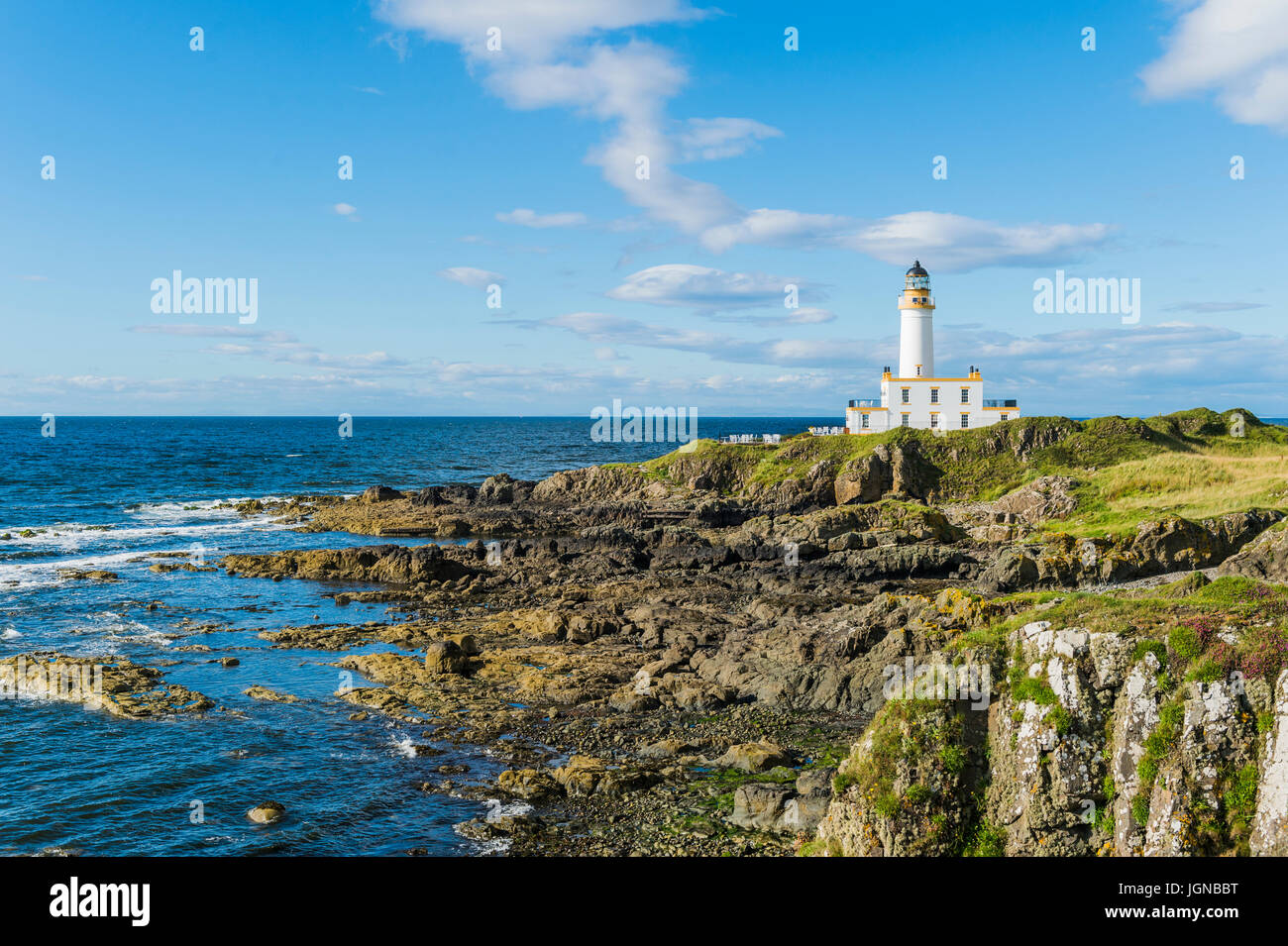 Turnberry, Scotland, UK - 4. August 2016: Der alte Leuchtturm in Turnberry ist jetzt Teil der Trump Turnberry Luxusresort Hotel. Stockfoto