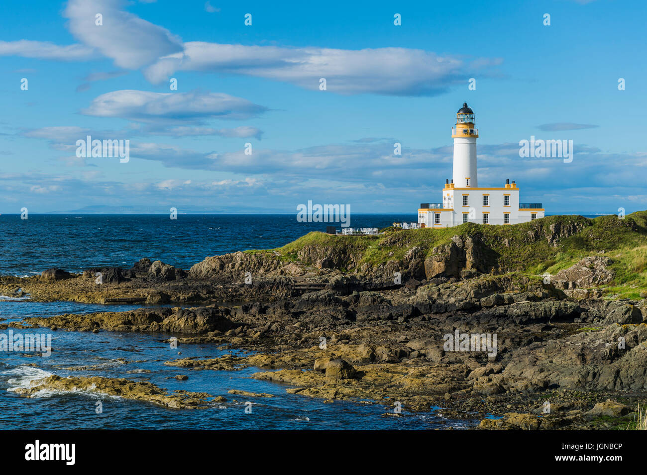Turnberry, Scotland, UK - 4. August 2016: Der alte Leuchtturm in Turnberry ist jetzt Teil der Trump Turnberry Luxusresort Hotel. Stockfoto