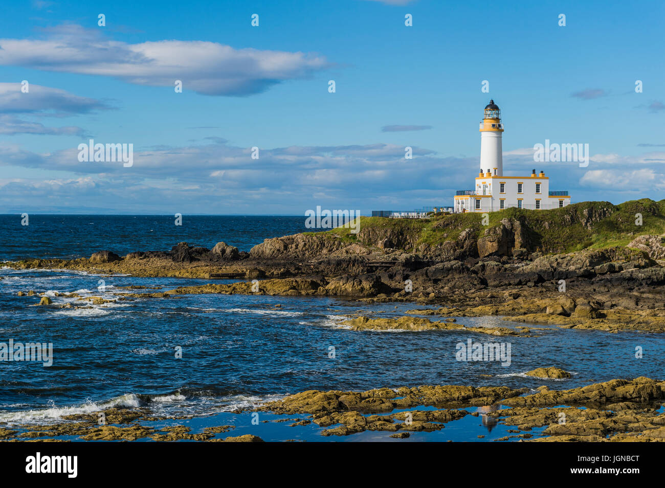 Turnberry, Scotland, UK - 4. August 2016: Der alte Leuchtturm in Turnberry ist jetzt Teil der Trump Turnberry Luxusresort Hotel. Stockfoto