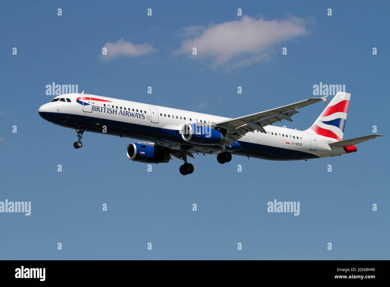 Der Zivilluftfahrt. British Airways Airbus A 321-200 Verkehrsflugzeug auf Ansatz vor blauem Himmel Stockfoto