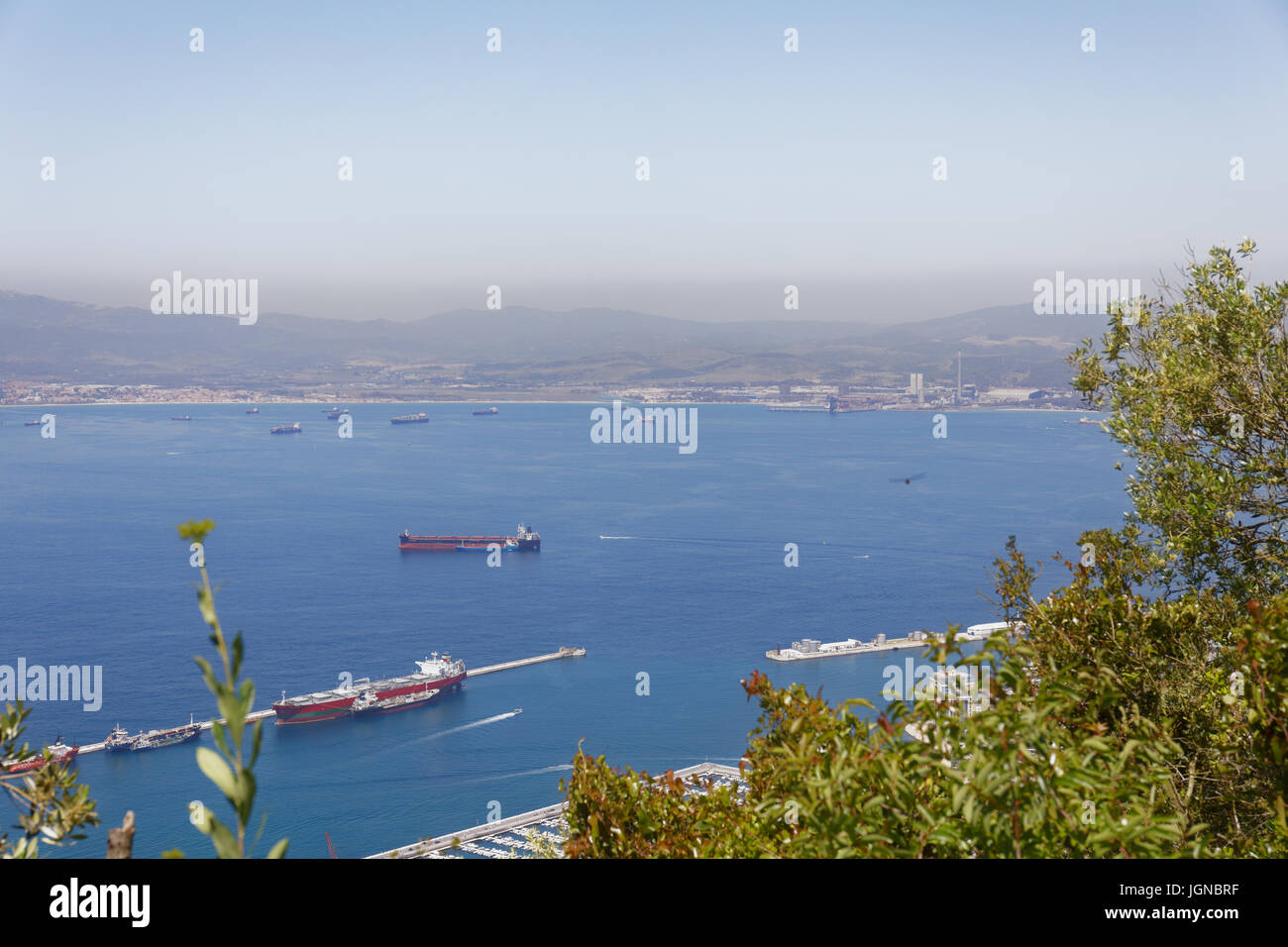 Blick über die Bucht von Gibraltar vom Gipfel des Felsens Stockfoto