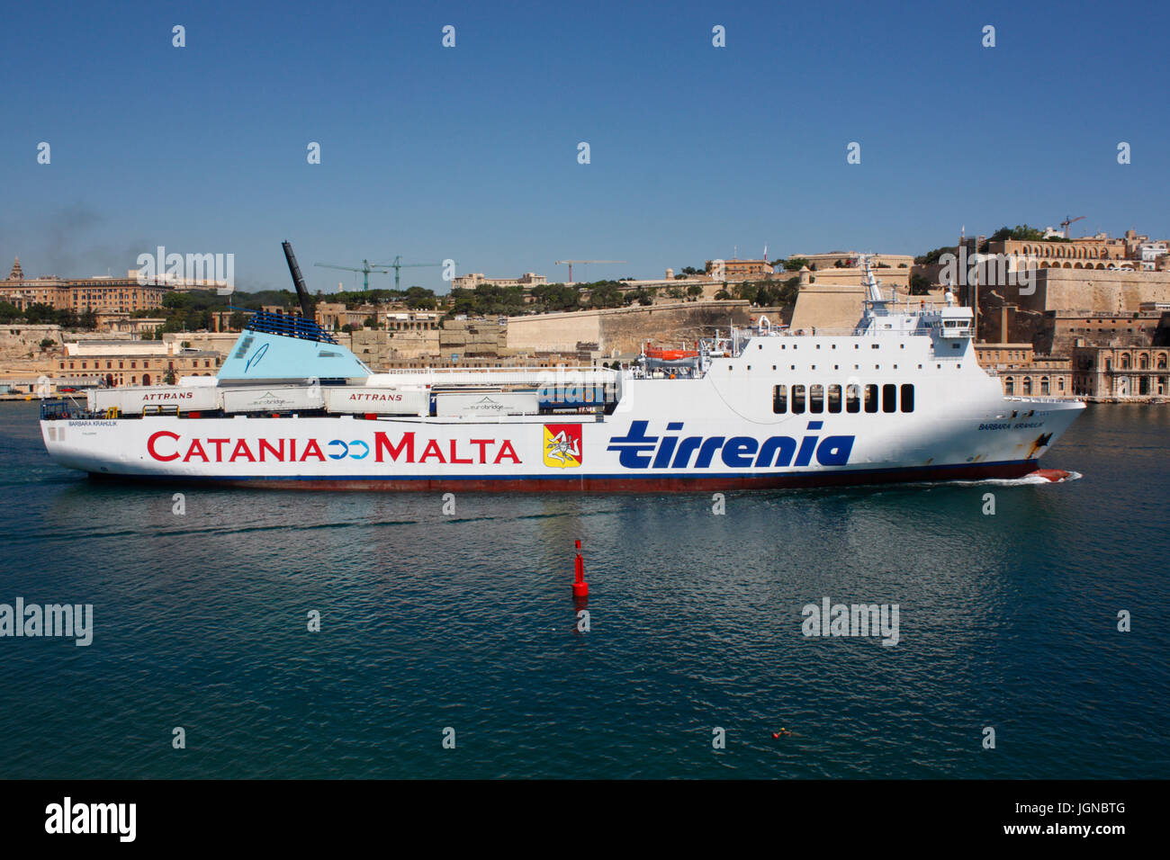 Der Tirrenia Ro-Ro-Fähre Barbara Krahulik Abfahrt von Maltas Grand Harbour. Mediterrane Handels. Meer Verkehrsnetze in der Europäischen Union. Stockfoto