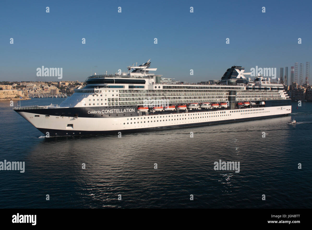 Das Kreuzfahrtschiff Celebrity Constellation Auslaufen aus Malta Stockfoto