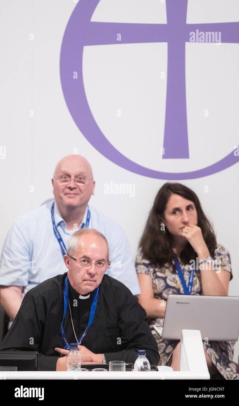 Der Erzbischof von Canterbury Justin Welby (vorn) bei einem Treffen in der Generalsynode der Church Of England an der University of York, als der Church Of England herrschenden Körper soll abstimmen, die spezielle Dienstleistungen für Transgender-Personen, deren Übergang zu markieren. Stockfoto