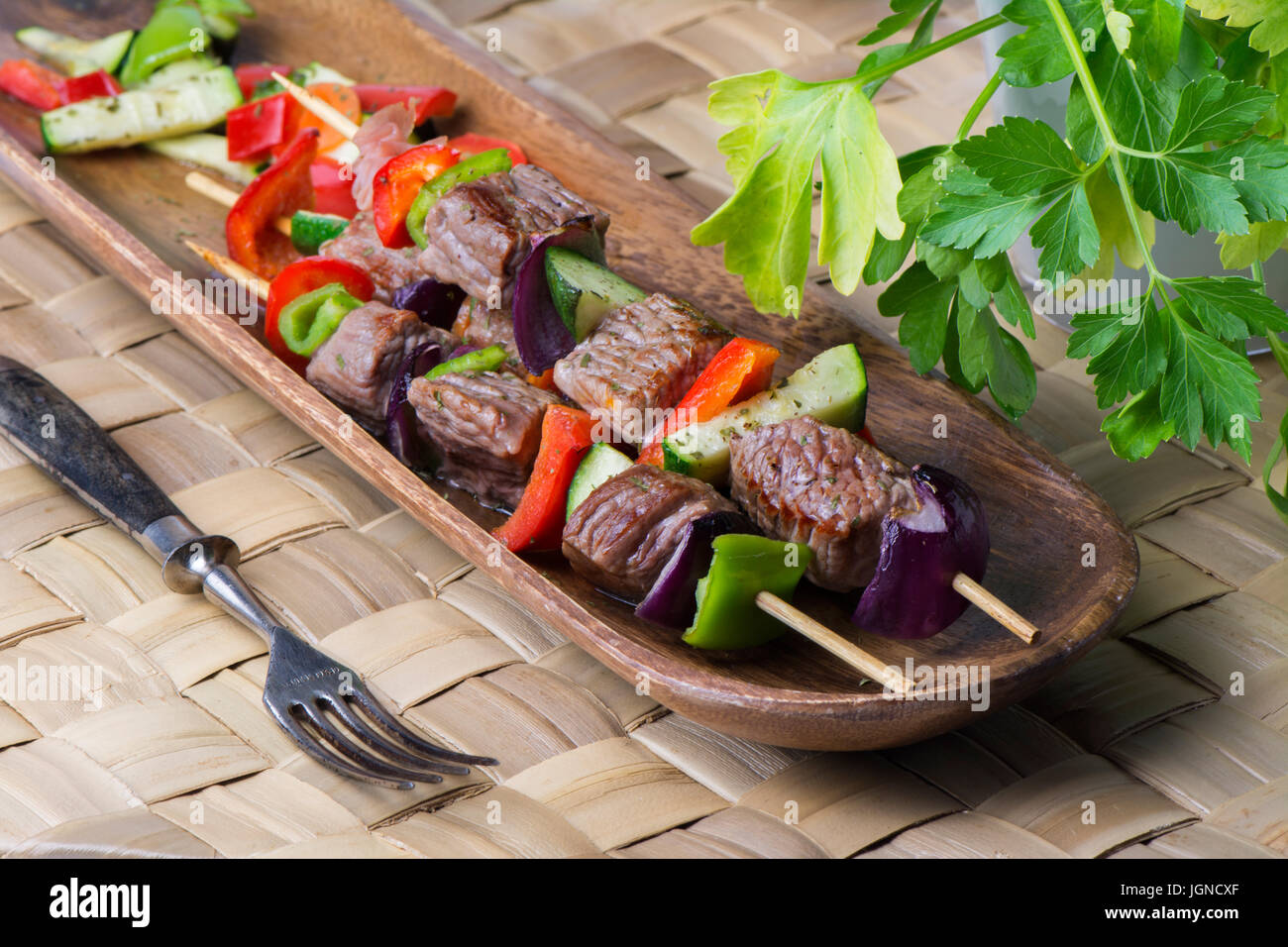 Spieße von Fleisch und Gemüse auf dem Grill gegrillt Stockfoto