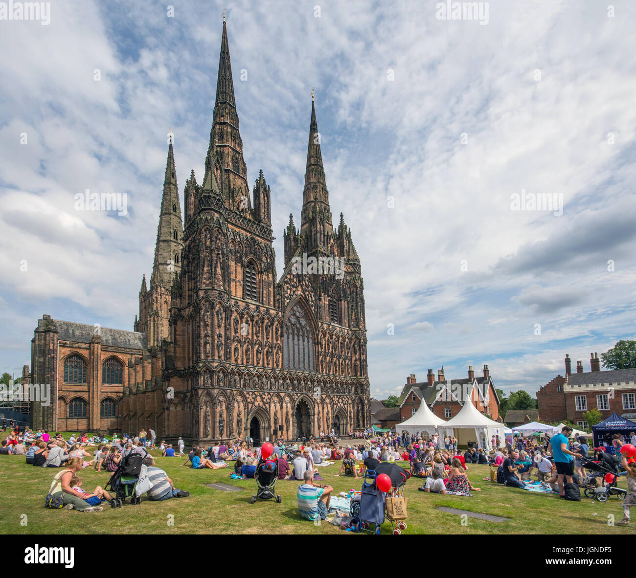 Lichfield, Staffordshire, UK. 8. Juli 2017. Lichfield Musikfestival eröffnet mit herrlichem Wetter für den Festival-Markt und große Massen genossen die Sonne mit kostenlose Unterhaltung in der Cathedral Close auf Samstag, 8. Juli 2017 in Lichfield Staffordshire England Credit: David Keith Jones/Alamy Live News Stockfoto