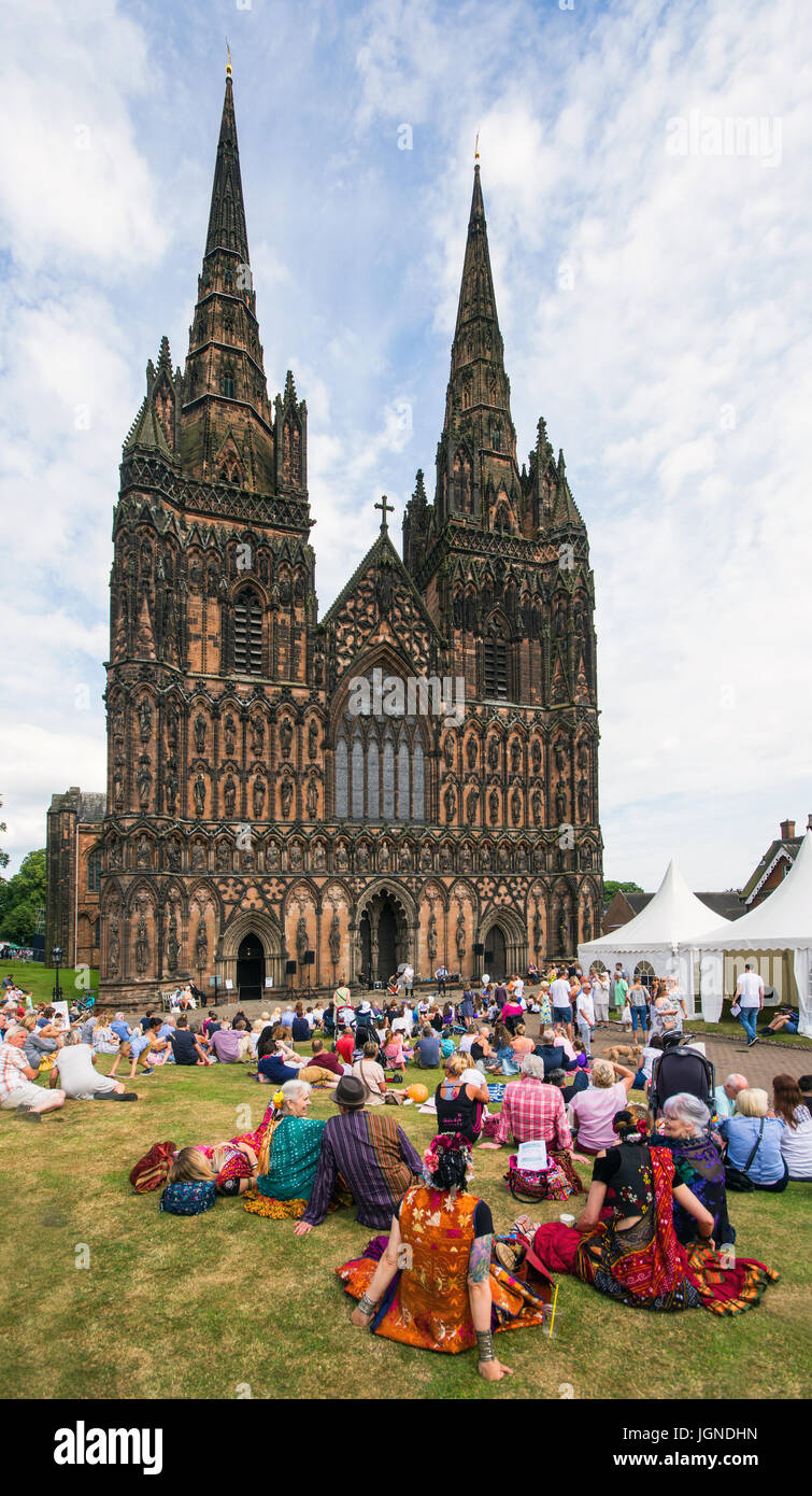 Lichfield, Staffordshire, UK. 8. Juli 2017. Lichfield Musikfestival eröffnet mit herrlichem Wetter für den Festival-Markt und große Massen genossen die Sonne mit kostenlose Unterhaltung in der Cathedral Close auf Samstag, 8. Juli 2017 in Lichfield Staffordshire England Credit: David Keith Jones/Alamy Live News Stockfoto