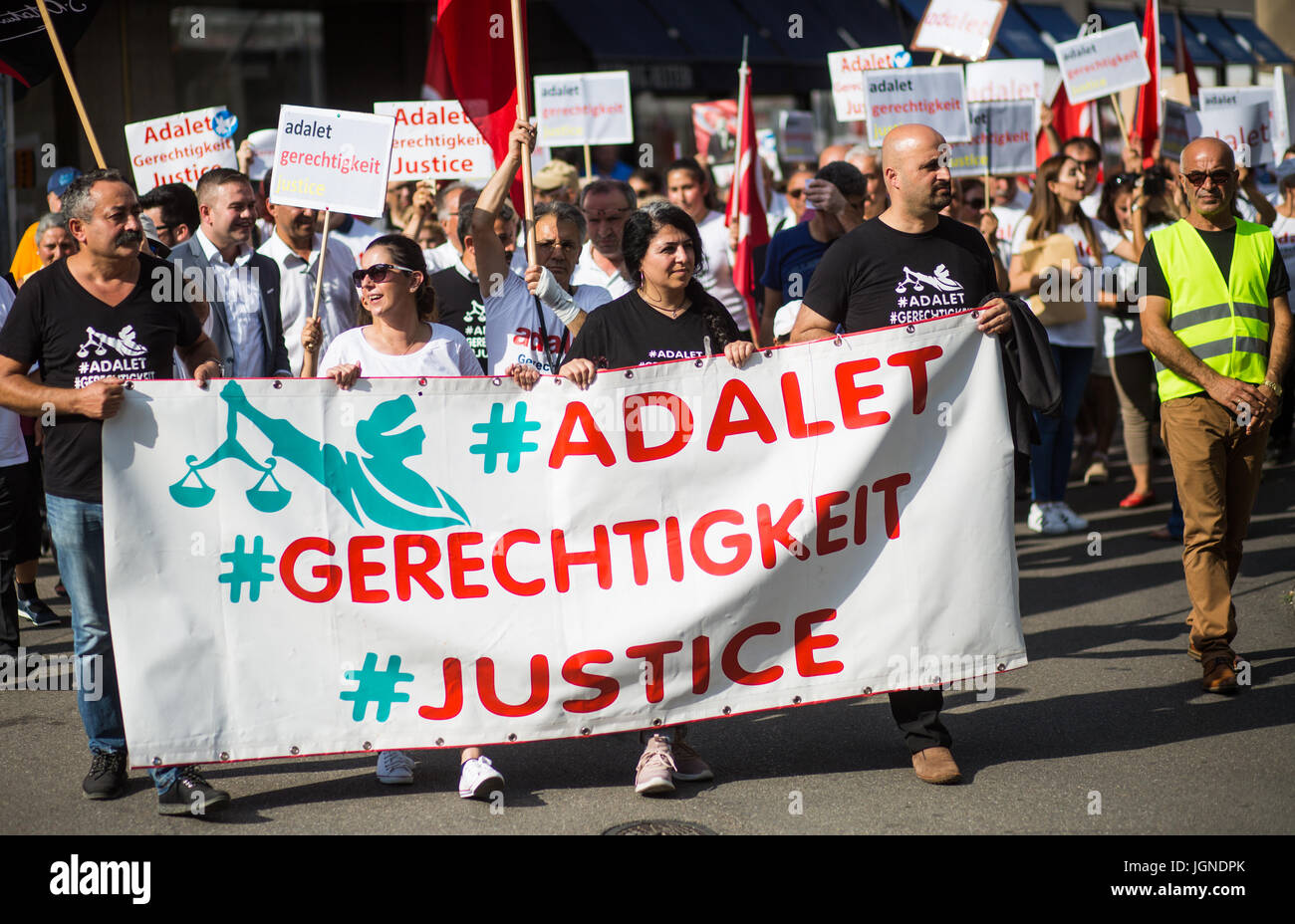 Stuttgart, Deutschland. 8. Juli 2017. Unterstützer und Mitglieder der türkische Republikanische Volkspartei Volkspartei (CHP), die wichtigsten Opppsition Partei in der Türkei, Marsch durch die Innenstadt während einer Demonstration gegen türkische Präsident Recep Tayyip Erdogan und der regierenden Gerechtigkeit und Entwicklungspartei (AKP) in Stuttgart, Deutschland, 8. Juli 2017. Die Demonstranten nutzen den Hashtag #Adalet ("Gerechtigkeit" im türkischen), um eine Rückkehr zur Demokratie und ein Ende der willkürlichen Staatsmacht verlangen. Foto: Christoph Schmidt/Dpa/Alamy Live News Stockfoto