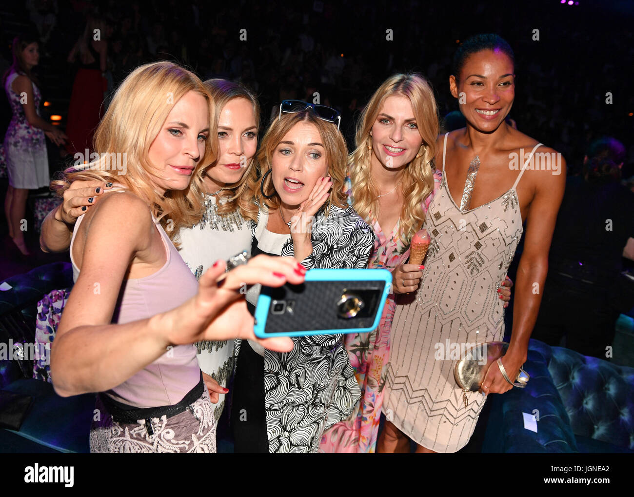 Sonja Kiefer (L-R), Regina Halmich, Tina Ruland, Tanja Bülter und Annabelle Mandeng bei des Labels Guido Maria Kretschmer Frühjahr/Sommer 2018 Fashion show bei der Berlin Fashion Week in Berlin, Deutschland, 5. Juli 2017. Foto: Jens Kalaene/Dpa-Zentralbild/ZB Stockfoto