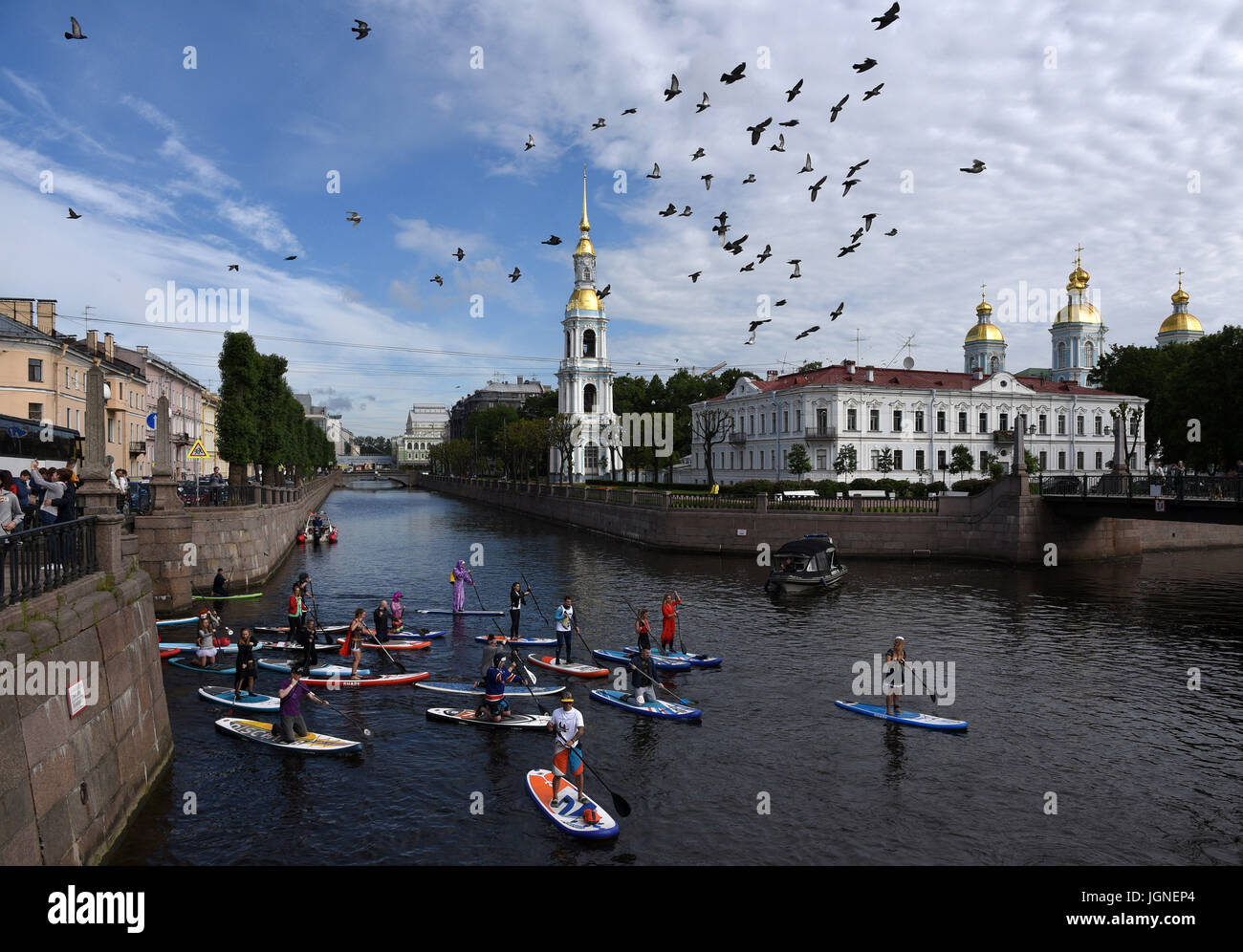 St. Petersburg, Russland. 8. Juli 2017. Russland, St. Petersburg, am 8. Juli 2017. St. Petersburg International Meeresfest 2017. Teilnehmer eines Festivals SUP Surfen an der Fontanka während des Faschings Rennens auf Surfbretter. Mehr als 300 Athleten und Fans des Fahrens auf Brettern mit einem Ruder haben an einem Festival teilgenommen. Gesamtlänge von der Ferne machen etwa 10 Kilometer. Bildnachweis: Andrey Pronin/ZUMA Draht/Alamy Live-Nachrichten Stockfoto