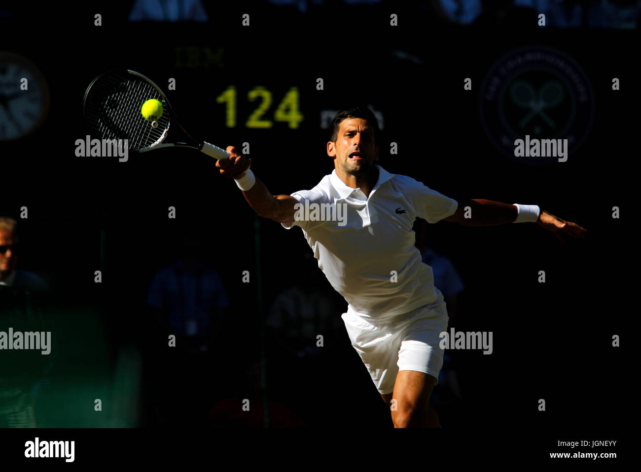 London, UK. 8. Juli 2017. Wimbledon Tennis: London, 8. Juli 2017 - Novak Djokovic Serbien in Aktion gegen Ernests Gulbis bei dritten Runde in Wimbledon. Bildnachweis: Adam Stoltman/Alamy Live-Nachrichten Stockfoto