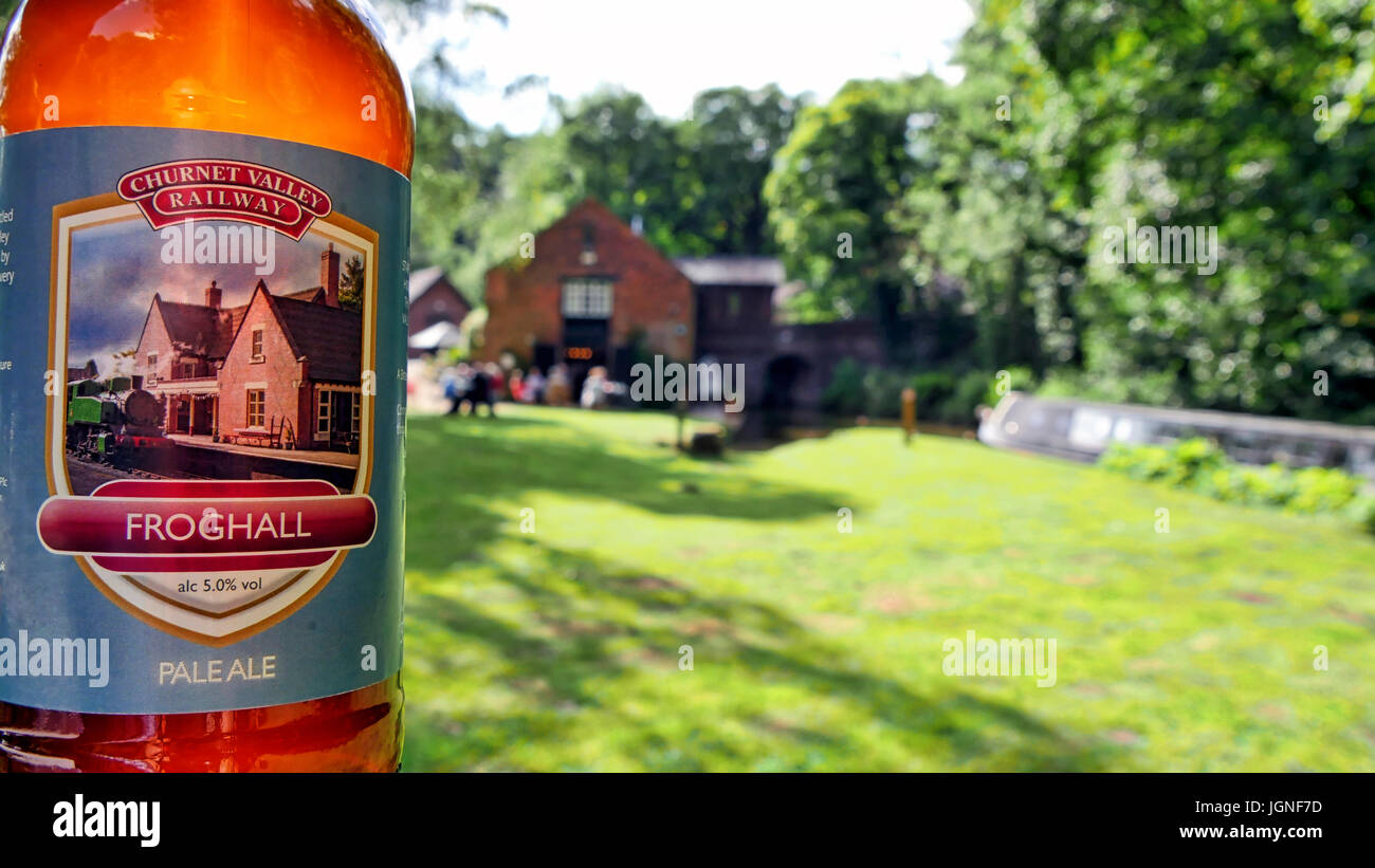 Churnet Tal, UK. 8. Juli 2017. Großbritanniens längsten echtes Ale Festival das Churnet Valley Rail Ale Trail Bier Festival 2017 zwei Züge ein Dampfbad & ein Diesel, drei Bahnhöfen (Kingsley & Froghall, Consall & Cheddleton), vier Bars, ein Kanal entlang sechs Meilen von loverly Churnet Tal Credit: Doug Blane/Alamy Live News Stockfoto