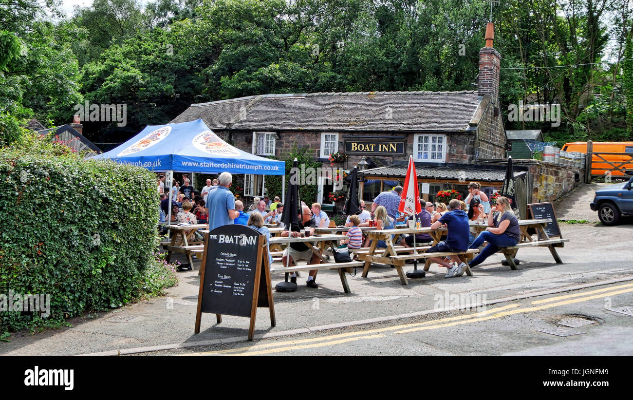 Churnet Tal, UK. 8. Juli 2017. Großbritanniens längsten echtes Ale Festival das Churnet Valley Rail Ale Trail Bier Festival 2017 zwei Züge ein Dampfbad & ein Diesel, drei Bahnhöfen (Kingsley & Froghall, Consall & Cheddleton), vier Bars, ein Kanal entlang sechs Meilen von loverly Churnet Tal Credit: Doug Blane/Alamy Live News Stockfoto