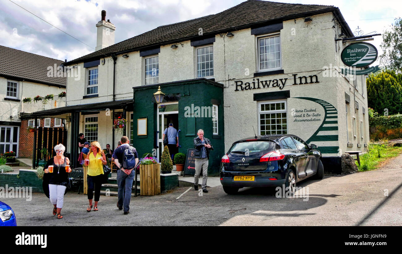 Churnet Tal, UK. 8. Juli 2017. Großbritanniens längsten echtes Ale Festival das Churnet Valley Rail Ale Trail Bier Festival 2017 zwei Züge ein Dampfbad & ein Diesel, drei Bahnhöfen (Kingsley & Froghall, Consall & Cheddleton), vier Bars, ein Kanal entlang sechs Meilen von loverly Churnet Tal Credit: Doug Blane/Alamy Live News Stockfoto