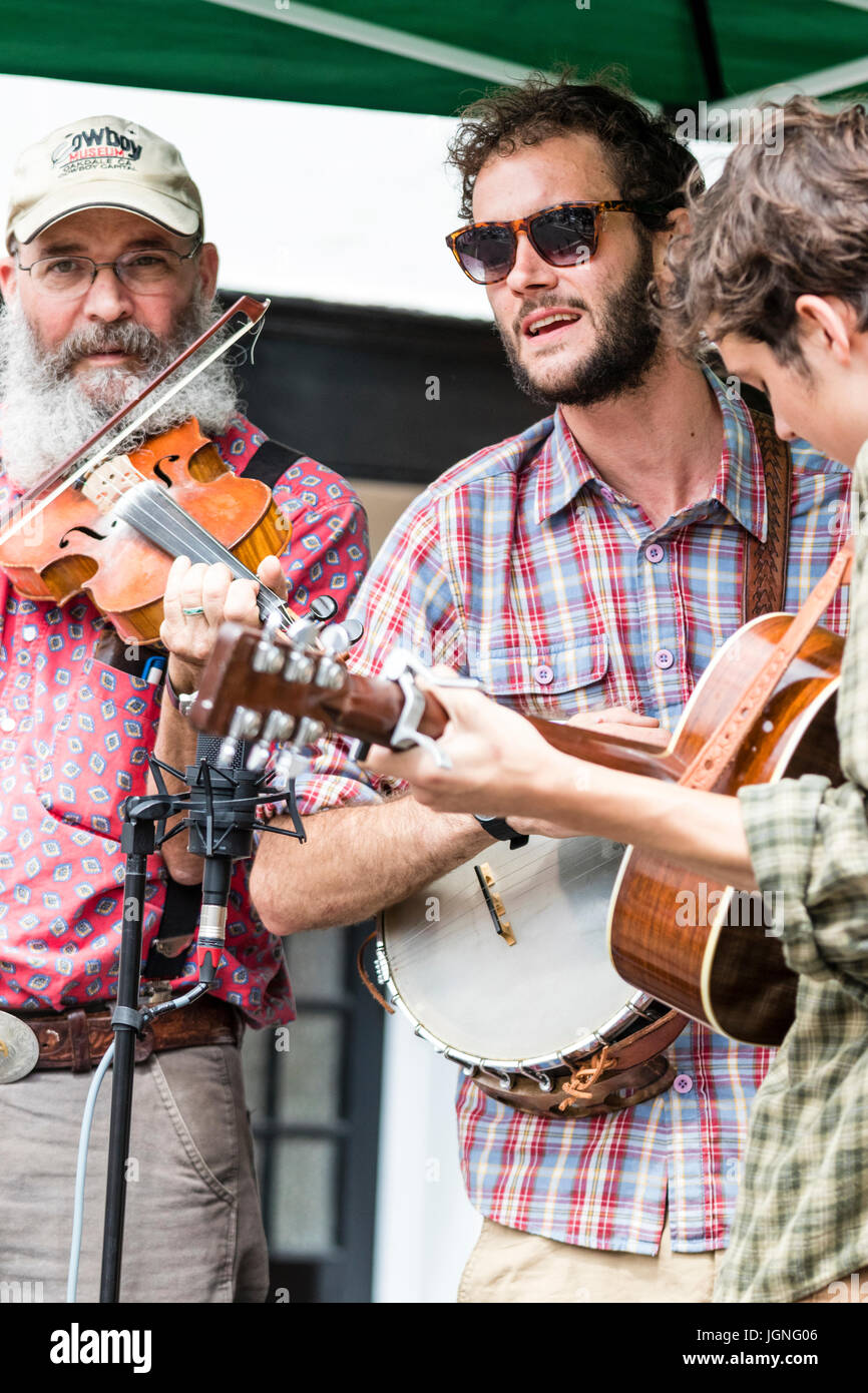 Die bluegrass, Grafschaft und Old time Mountain Music Band, Allen Family Band, im Barbican Stufe durchführen an den jährlichen Sandwich Folk und Ale-Festival. Pete, Geary und Josh Allen. Stockfoto