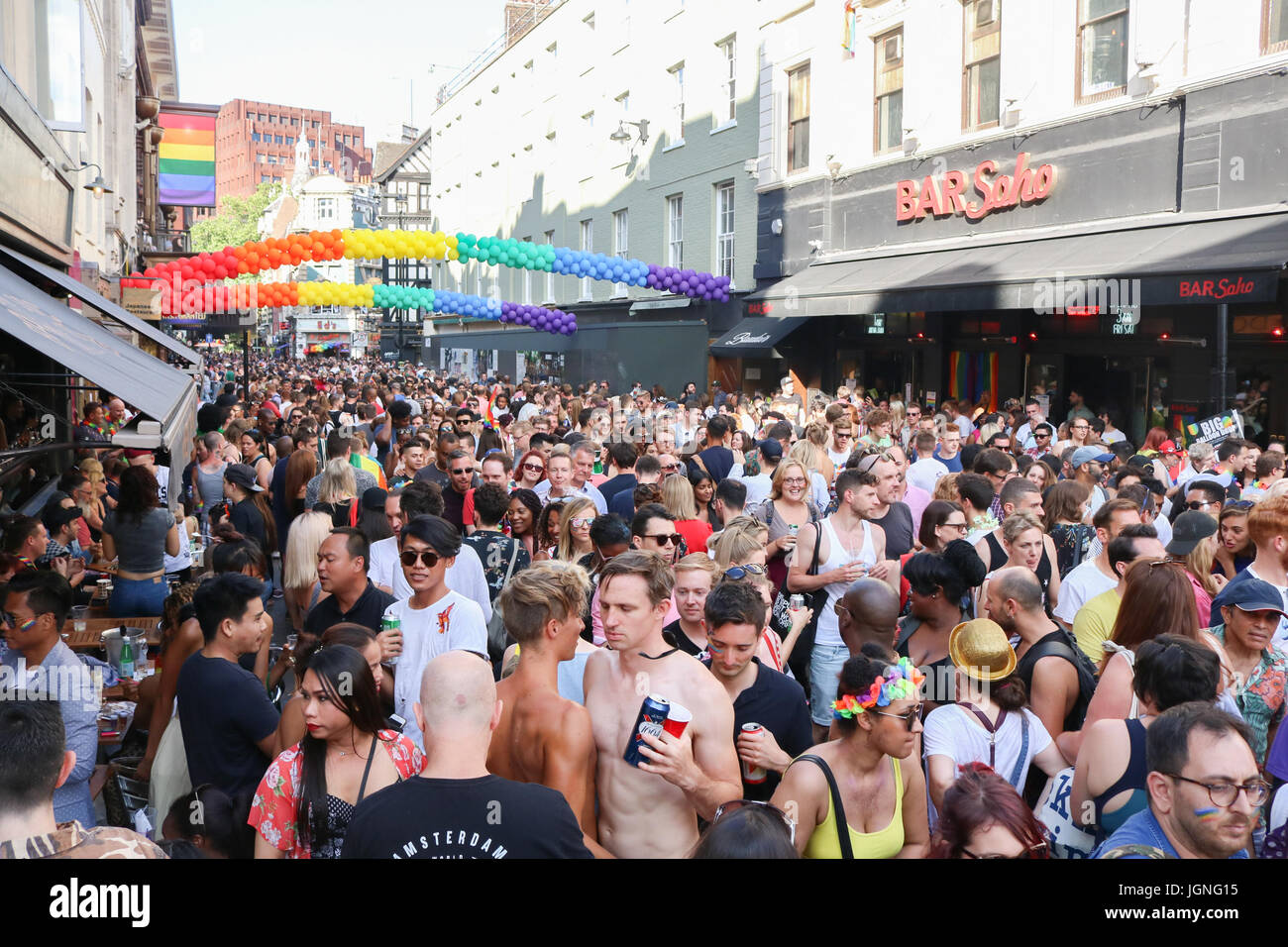 London, UK. 8. Juli 2017. Compton Street in Soho ist voll mit Feiernden eine Karneval Atmosphäre während London Pride Credit: Amer Ghazzal/Alamy Live-Nachrichten Stockfoto