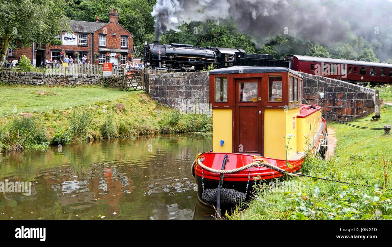 Churnet Tal, UK. 8. Juli 2017. Großbritanniens längsten echtes Ale Festival das Churnet Valley Rail Ale Trail Bier Festival 2017 zwei Züge ein Dampfbad & ein Diesel, drei Bahnhöfen (Kingsley & Froghall, Consall & Cheddleton), vier Bars, ein Kanal entlang sechs Meilen von loverly Churnet Tal Credit: Doug Blane/Alamy Live News Stockfoto