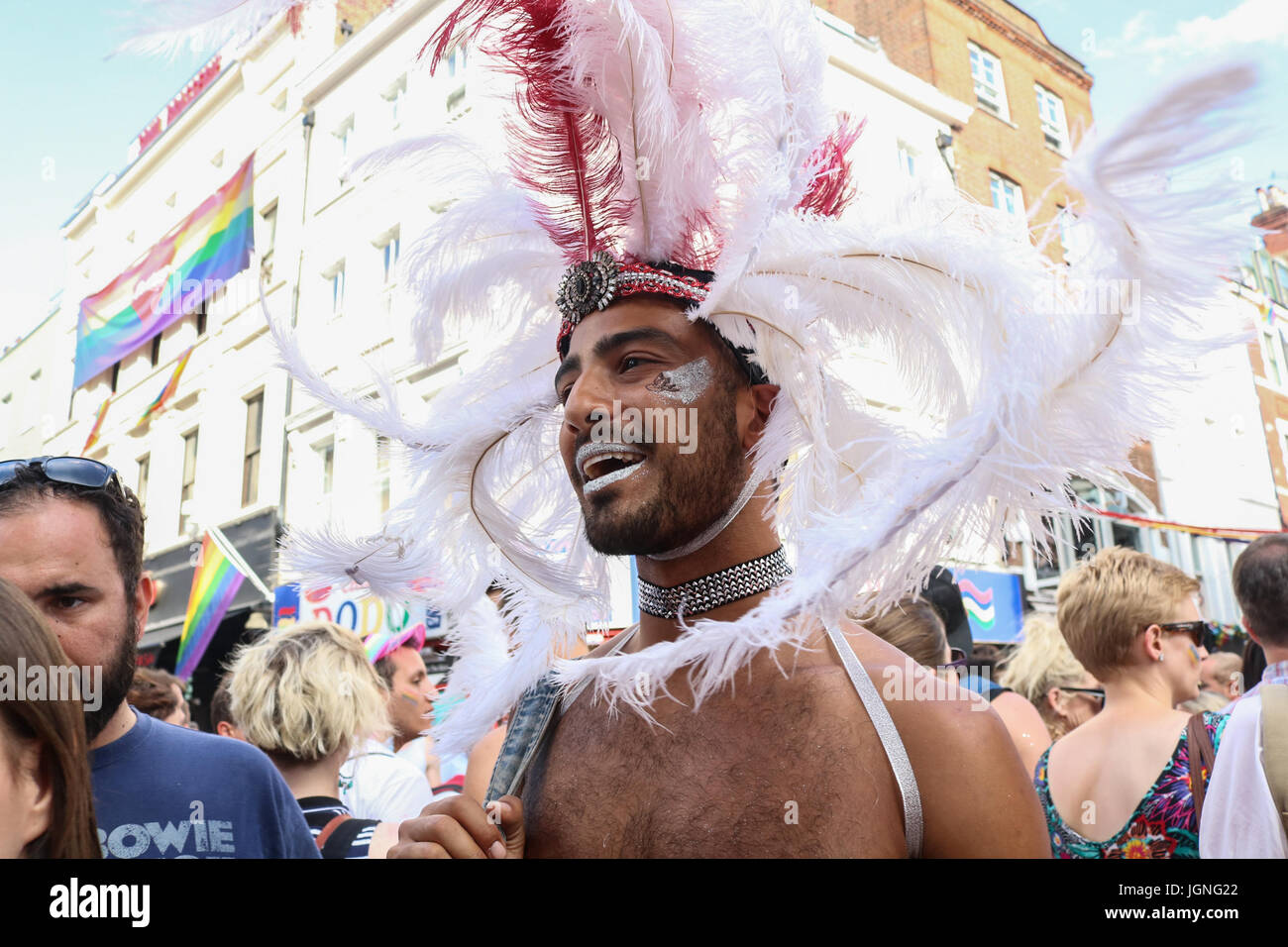 London, UK. 8. Juli 2017. Compton Street in Soho ist voll mit Feiernden eine Karneval Atmosphäre während London Pride Credit: Amer Ghazzal/Alamy Live-Nachrichten Stockfoto