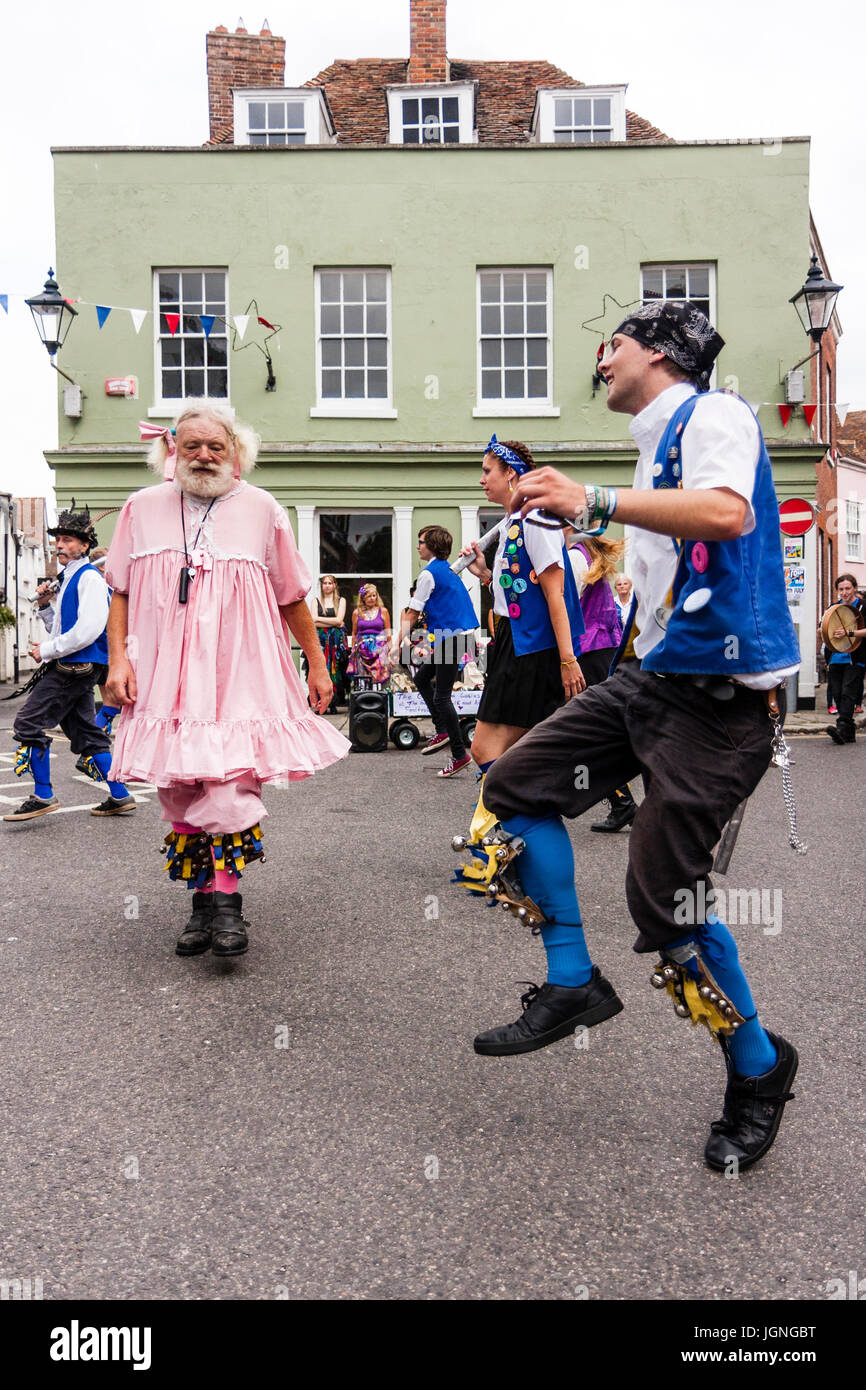 Traditionelle englische Volkstänzer, Royal Liberty Morris Seite tanzen mit ihren 'Idiot' im jährlichen's Sandwich Stadt Folk und Ale-Festival. Morris Narren in Damen rosa Nachthemd bekleidet. Ältere Erwachsene mit Weißbrot und Anschlusslitzen. Stockfoto