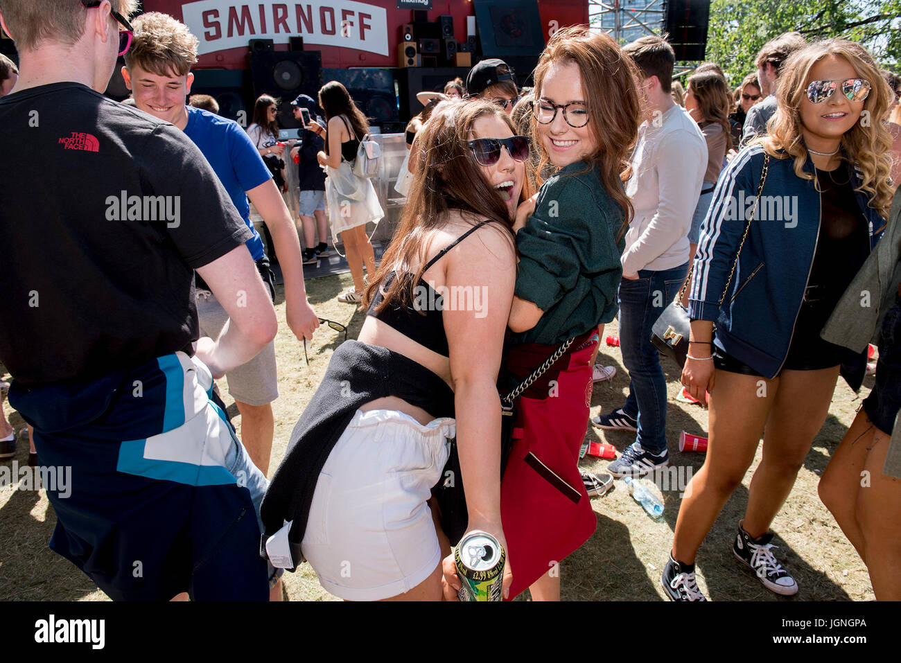 Glasgow, Vereinigtes Königreich. 8. Juli 2017. Fans in Hochstimmung am TRNSMT Festival 2017, Glasgow Green, Glasgowl 07.08.2017 Credit: Gary Mather/Alamy Live News Stockfoto