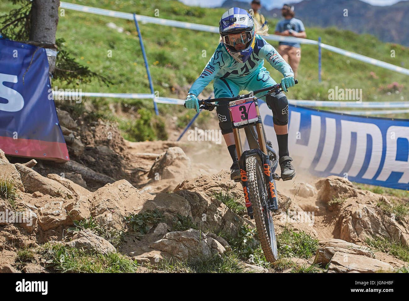 Lenzerheide, Schweiz. 7. Juli 2017. Tahnee Seagrave von TRANSITION  BIKES/MKS FACTORY RACING während ihre Qualifikation bei der UCI Mountain  Bike Downhill Worldcup in Lenzerheide. Foto: Cronos/Rolf Simeon  Stockfotografie - Alamy