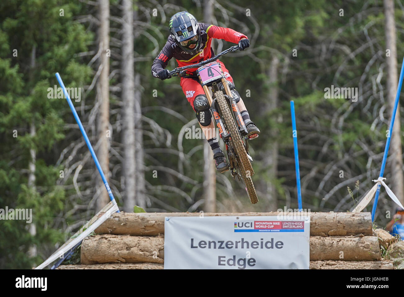 Lenzerheide, Schweiz. 8. Juli 2017. Manon Zimmermann aus RADON DOWNHILL  WERKSTEAM während der UCI Mountain Bike Downhill Worldcup in Lenzerheide.  Foto: Cronos/Rolf Simeon Stockfotografie - Alamy