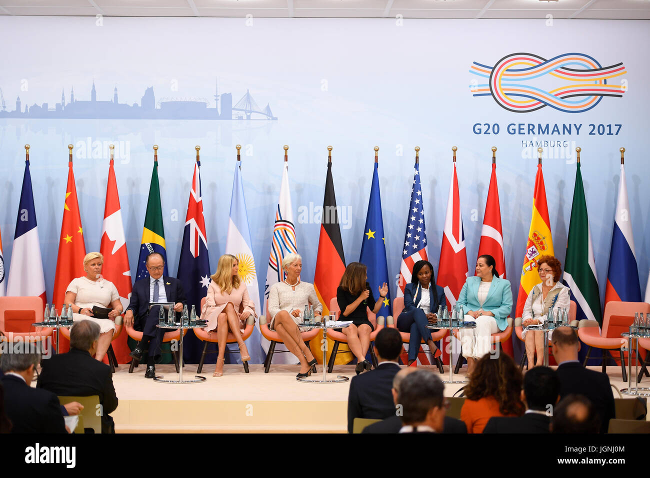 Eine Podiumsdiskussion bei der Vorstellung des Entrepreneurship Finance Fraueninitiative während dem G20-Gipfel 8. Juli 2017 in Hamburg, Deutschland.  Sitzend von links nach rechts: norwegischer Finanzminister Siv Jensen, Präsident der Weltbank, Kim Jim Yong, Ivanka Trump, Tochter von US-Präsident Donald Trump, Direktor des IWF, Christine Lagarde, kanadischen Außenminister Chrystia Freeland und Frauen Unternehmern Nthabiseng Legoete, Miriem Bensaleh-Chaqroun, Essma Ben Hamida und Enda Inter-Arabe.    (OMT‑Beschlüsse/Güngör über Planetpix) Stockfoto