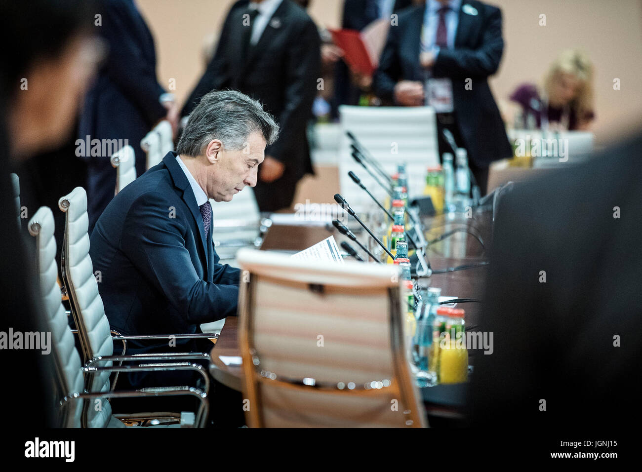Argentinische Präsident Mauricio Macri wartet auf den Start des letzten Tages treffen zum Abschluss der zweitägigen G20-Gipfeltreffen der Weltführer 8. Juli 2017 in Hamburg, Deutschland.   (OMT‑Beschlüsse/Güngör über Planetpix) Stockfoto