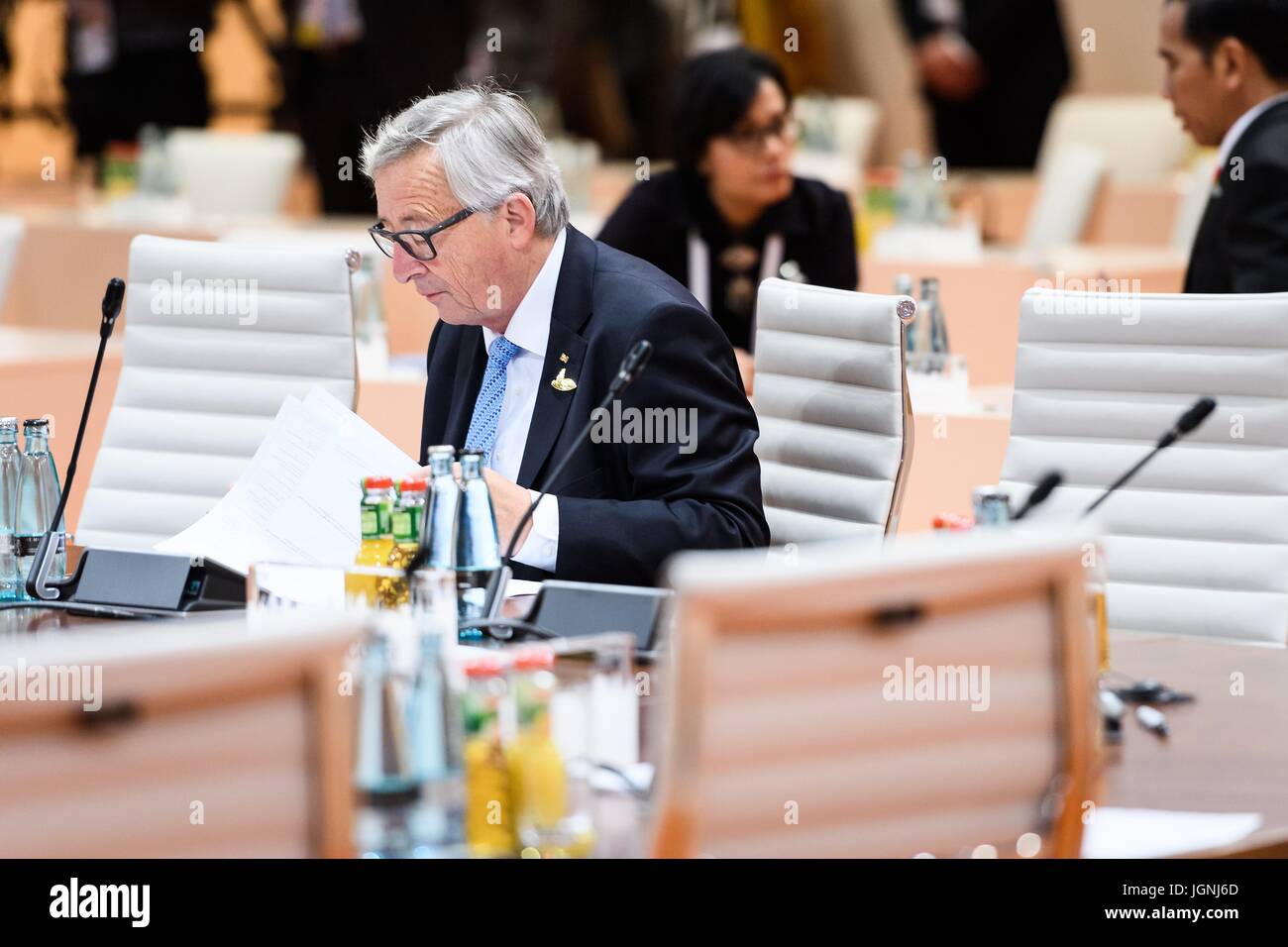 EU-Kommissionspräsident Jean-Claude Juncker wartet auf den Start des letzten Tages treffen zum Abschluss der zweitägigen G20-Gipfeltreffen der Weltführer 8. Juli 2017 in Hamburg, Deutschland.   (OMT‑Beschlüsse/Güngör über Planetpix) Stockfoto