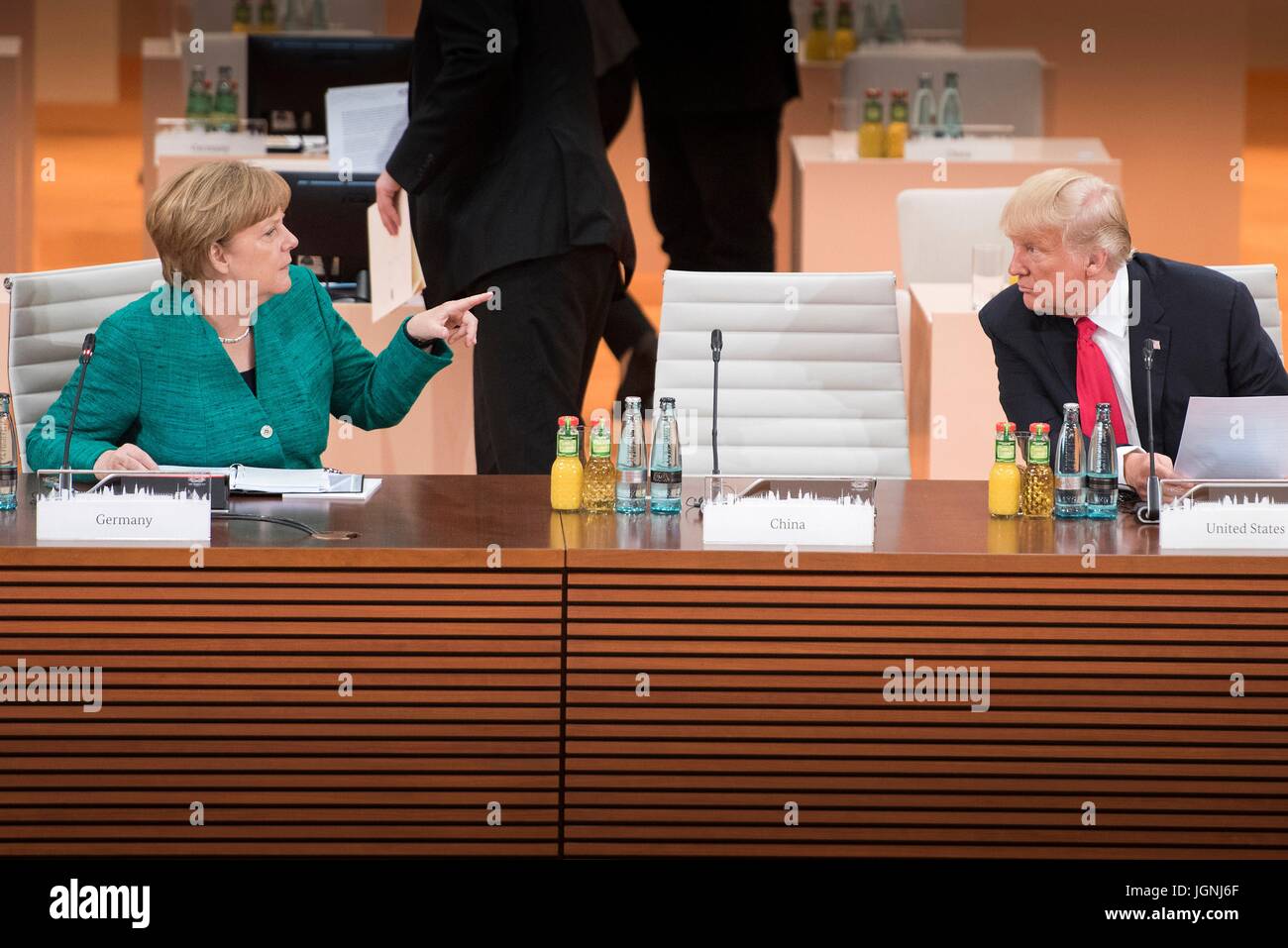 Bundeskanzlerin Angela Merkel, links, plaudert mit US-Präsident Donald Trump vor dem Start der dritten Plenarsitzung am Finaltag des G20-Gipfeltreffens im Congress Center Hamburg Handel 8. Juli 2017 in Hamburg, Deutschland.   (OMT‑Beschlüsse/Bergmann über Planetpix) Stockfoto