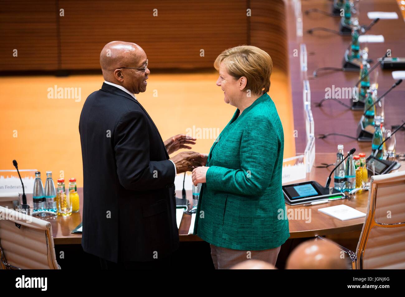 Bundeskanzlerin Angela Merkel, rechts, plaudert mit Südafrikas Präsident Jacob Zuma vor dem Start der dritten Plenarsitzung am Finaltag des G20-Gipfeltreffens im Congress Center Hamburg Handel 8. Juli 2017 in Hamburg, Deutschland.   (OMT‑Beschlüsse/Steins über Planetpix) Stockfoto