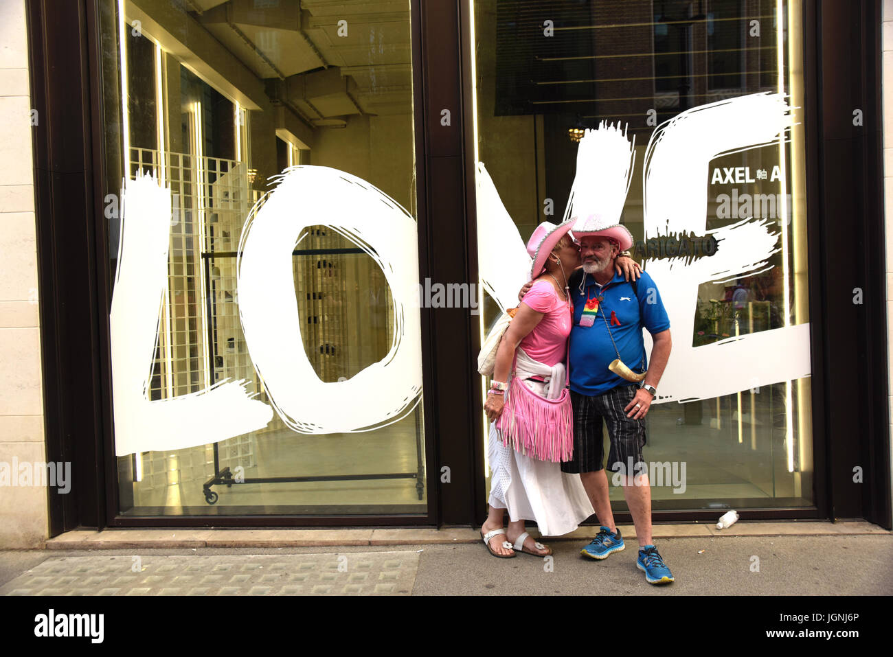 London UK. 8. Juli 2017. Menschen genießen die Party-Atmosphäre an einem warmen Abend nach London Pride Parade. Bildnachweis: Julian Eales/Alamy Live-Nachrichten Stockfoto