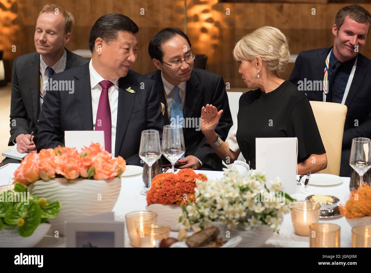 Brigitte Macron, Ehefrau des französischen Präsidenten Emmanuel Macron, Recht, plaudert mit chinesischen Staatspräsidenten Xi Jinping bei einem Abendessen für die führenden Politiker der Welt, die Teilnahme an dem ersten Tag des G20-Gipfeltreffens in der Elbphilharmonie Concert Hall 7. Juli 2017 in Hamburg, Deutschland.   (OMT‑Beschlüsse/Bergmann über Planetpix) Stockfoto