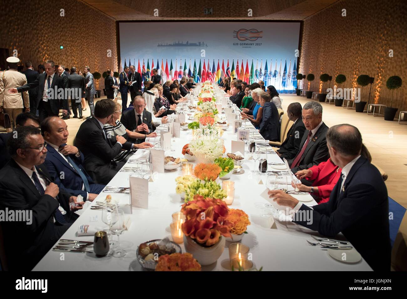 Bundeskanzlerin Angela Merkel beherbergt ein Abendessen für die führenden Politiker der Welt, die Teilnahme an dem ersten Tag des G20-Gipfeltreffens in der Elbphilharmonie Concert Hall 7. Juli 2017 in Hamburg, Deutschland.   (OMT‑Beschlüsse/Bergmann über Planetpix) Stockfoto