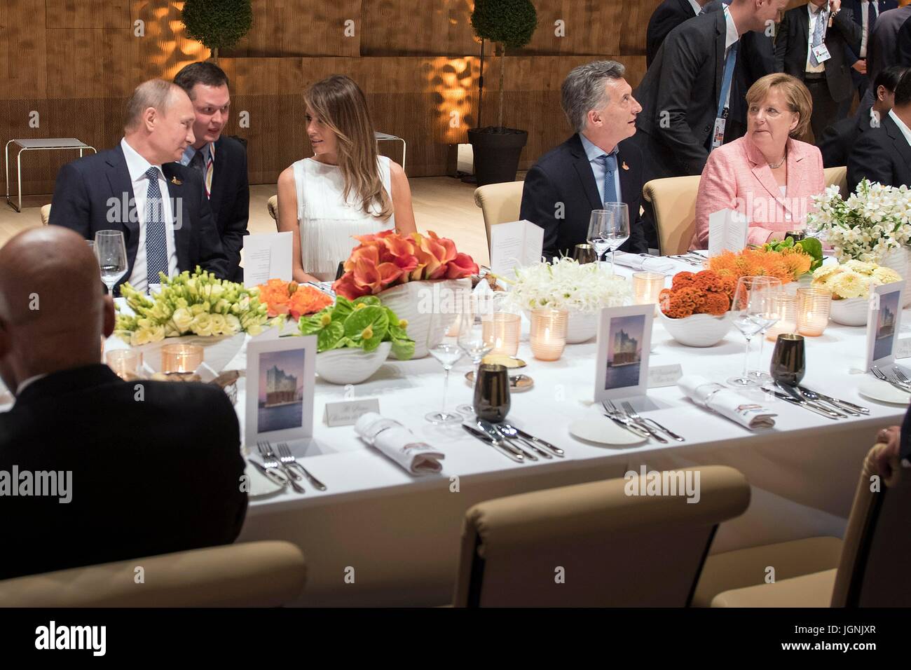 U.S. First Lady Melania Trump plaudert mit russischen Präsidenten Vladimir Putin, links, als Bundeskanzlerin Angela Merkel spricht mit argentinische Präsident Mauricio Macri eines Abendessens für die führenden Politiker der Welt, die Teilnahme an dem ersten Tag des G20-Gipfeltreffens in der Elbphilharmonie Concert Hall 7. Juli 2017 in Hamburg, Deutschland.   (OMT‑Beschlüsse/Bergmann über Planetpix) Stockfoto