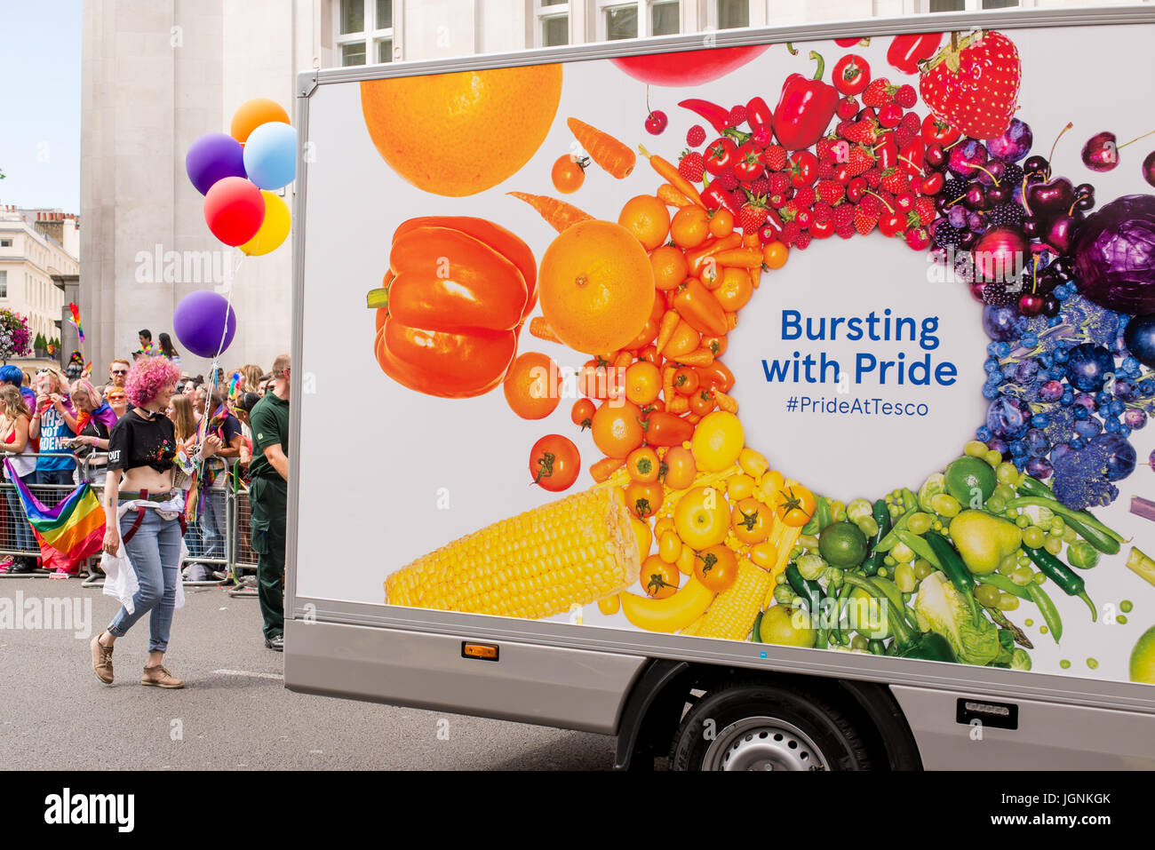 London, UK. 8. Juli 2017. Tesco in London Pride-Parade. Tausende von Menschen kommen die jährliche LGBT Parade durch die Hauptstadt. Bildnachweis: Nicola Ferrari/Alamy Live-Nachrichten Stockfoto