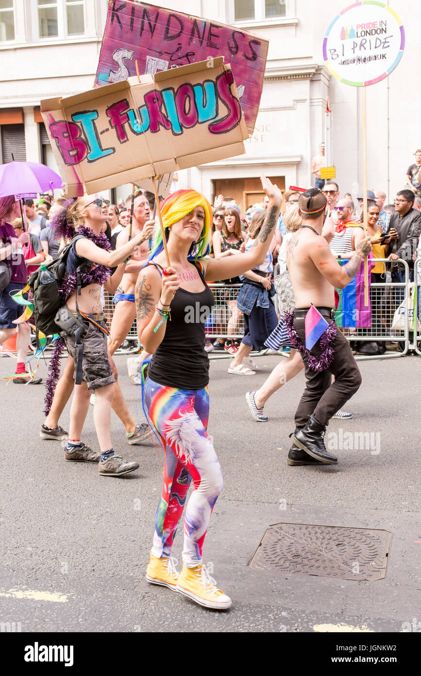 London, UK. 8. Juli 2017. Leute marschieren während der Parade in London Pride 2017.Thousand der Menschen verbinden die jährliche LGBT Parade durch die Hauptstadt. Bildnachweis: Nicola Ferrari/Alamy Live-Nachrichten Stockfoto