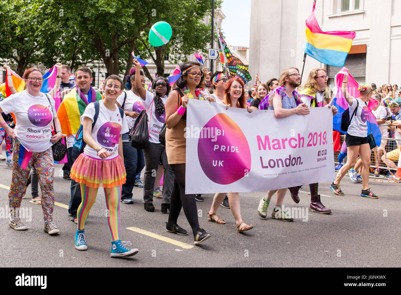 London, UK. 8. Juli 2017. BI stolz UK London Pride 2017. Tausende von Menschen kommen die jährliche LGBT Parade durch die Hauptstadt. Bildnachweis: Nicola Ferrari/Alamy Live-Nachrichten Stockfoto
